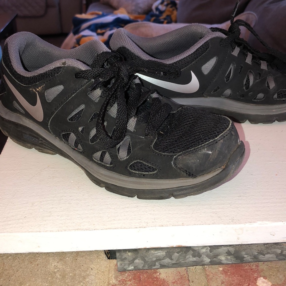 Boys Nike tennis shoes black and grey size 5Y